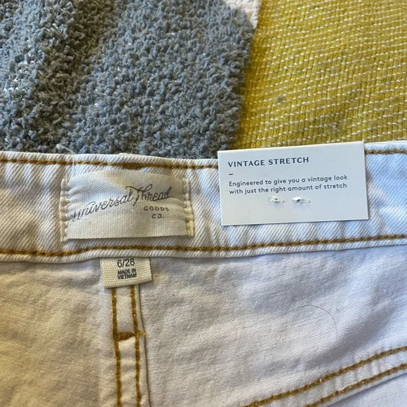 NWT Universal Thread Vintage Stretch White Denim Shorts - Picture 4 of 5